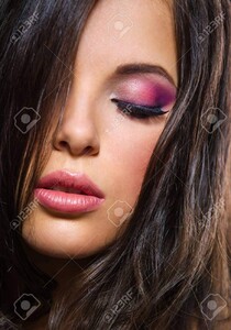 22529317-portrait-de-la-belle-dame-avec-le-maquillage-rose-brillant-sur-fond-gris-concept-de-la-beauté-et-de-la.jpg