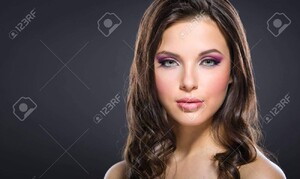 23353552-portrait-de-belle-femme-avec-rose-vif-maquillage-sur-fond-gris-concept-de-la-beauté-et-de-la-mode.jpg