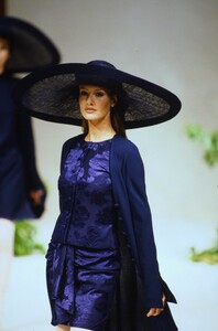 2145389459_ValentinoCoutureSpring1994(2).thumb.jpg.8589221e573ab5516514f40c4e74bbd5.jpg