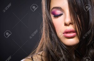 23353553-portrait-de-la-belle-dame-avec-rose-vif-maquillage-sur-fond-gris-concept-de-la-beauté-et-de-la-mode.jpg