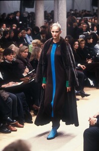 242309995_Fendi1996WomenRTW113.thumb.jpg.d2c4c2b576d4403f2df6c89f74502ec5.jpg