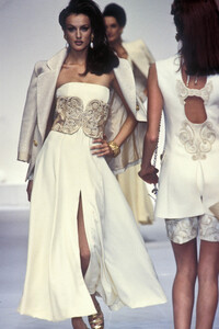 248721277_ChristianDior1993WomenRTW121.thumb.jpg.750ed0b2910d5d8b5c95e375426877f7.jpg
