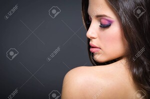 22529314-portrait-de-la-belle-fille-avec-les-yeux-fermés-et-maquillage-lumineux-rose-sur-fond-gris-concept-de-l.jpg