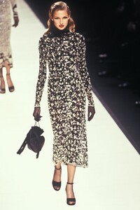 558859152_GiorgioArmani1995WomenRTW159.thumb.jpg.70288f2af677e2c3e69691a6dc1f52f3.jpg