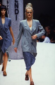704806689_Fendi-Spring-1993-Karen-Mulder(9).thumb.jpg.62c466b572e09e4ad056a1d196b94d83.jpg