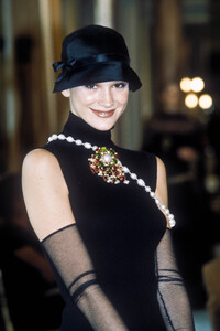 90801715_Chanel1996HauteCoutureFall(7).thumb.jpg.0b07b6afca451c0529b0b00ce19bcfbc.jpg