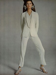 Beautiful_Stern_US_Vogue_April_1st_1967_02.thumb.jpg.aba6670d0ed58e96adbc445a38413f38.jpg