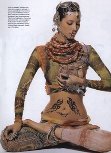 Body_Penn_US_Vogue_April_1994_03.thumb.jpg.375e8d60829c90780e8cb931765f6476.jpg