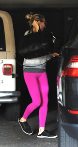 Diane-Kruger-in-Pink-Leggings--01.jpg