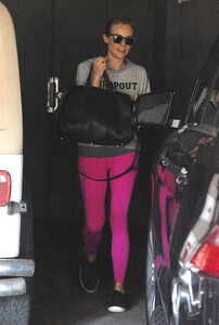 Diane-Kruger-in-Pink-Leggings--08.jpg