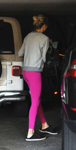 Diane-Kruger-in-Pink-Leggings--11.jpg