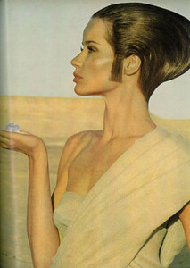 Journey_Rubartelli_US_Vogue_April_1st_1967_05.thumb.jpg.19cb0fdfb813773c97efaa23ac186287.jpg