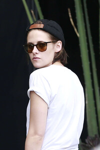 Kristen-Stewart_-Studio-in-LA--01.jpg