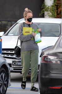 amber-valletta-out-shopping-in-los-angeles-02-15-2021-1.jpg