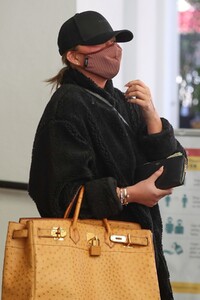 chrissy-teigen-leaves-a-doctor-s-office-in-beverly-hills-02-23-2021-9.jpg