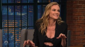 diane-kruger-late-night-with-seth-meyers-4.jpg
