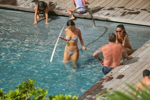 eiza-gonzalez-bikini-honolulu-fevrier-2021-12-scaled.jpg