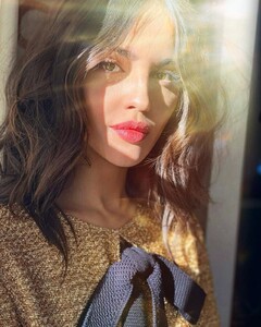 eiza_gonzalez_-_byrdie_photoshoot_2021__2_.jpg
