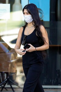 kourtney-kardashian-shoping-for-furniture-in-west-hollywood-02-12-2021-6.jpg