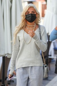 pia-mia-perez-and-inanna-sarkis-out-in-beverly-hills-02-18-2021-9.jpg