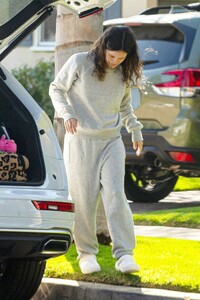 rachel-bilson-in-a-grey-sweats-north-hollywood-02-08-2021-5.jpg