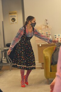 sarah-jessica-parker-at-her-store-in-new-york-02-20-2021-1.jpg