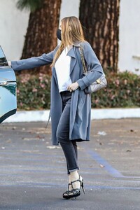 sofia-vergara-at-saks-fifth-avenue-in-beverly-hills-02-17-2021-3.jpg