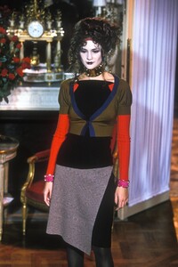 1005521824_VivienneWestwood1998WomenRTW10.thumb.jpg.317ac8e6e06a6eb8404a7cd0f19f947b.jpg