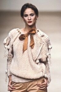 1175978591_VivienneWestwood2000WomenRTW90.thumb.jpg.c7f2201928b3c640168e41b36a7367d1.jpg