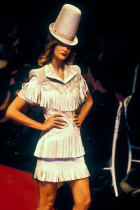 1340900152_Givenchy1998WomenRTW24.thumb.jpg.d83fa251a8360aef91b5fe82a650adf3.jpg
