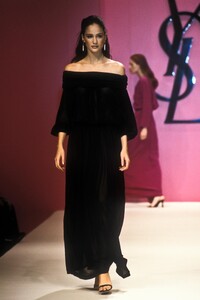 150237685_YvesSaintLaurent1999WomenRTW34.thumb.jpg.370e6cdcdbeb86a90fbe30962813519b.jpg