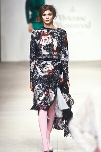 1589609915_VivienneWestwood2000WomenRTW84.thumb.jpg.a5ec50b63cce170dc9e4793ed2a9060b.jpg