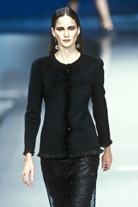 1612440501_Valentino1998WomenRTW70.thumb.jpg.1b8e75db586b0b13092d1ab578a67b98.jpg