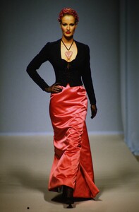 1806038428_GuyLarocheCoutureFall1994(5).thumb.jpg.9a8de5d75a873619cac2825354eaeae8.jpg