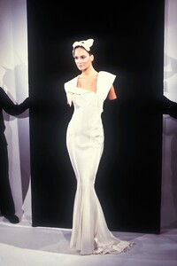 1926212406_ChristianDior1999HauteCouture63.thumb.jpg.f68679e95b3dfa4b974859f970c969cf.jpg