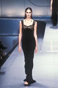 1928864796_Valentino1998WomenRTW101.thumb.jpg.70d6ce55fcacbd57c3634978ed6d8dd5.jpg