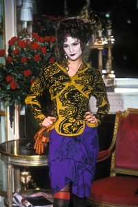 1949107117_VivienneWestwood1998WomenRTW71.thumb.jpg.bd986fc873155006e1407c96ec192fe2.jpg