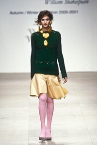 1975825607_VivienneWestwood2000WomenRTW23.thumb.jpg.8ccafbb08a902988d37503e260accbd3.jpg
