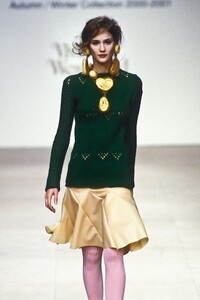 255031229_VivienneWestwood2000WomenRTW24.thumb.jpg.2b53025707289ec8e11693cd412583a9.jpg