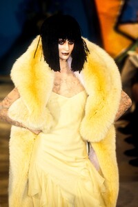298387252_JohnGalliano1997WomenRTW11.thumb.jpg.e71930eaa5073f23c2630976667ac8f2.jpg