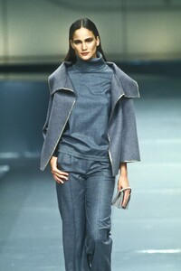 475128988_Valentino1998WomenRTW10.thumb.jpg.f6f195835bb9d57be9ec12f0065eda9b.jpg