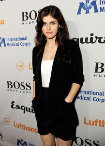 75560_Alexandra_Daddario_Esquire_House_005_122_515lo.jpg