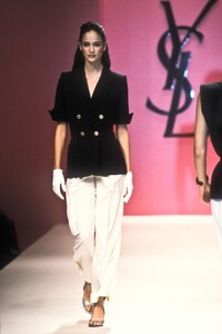 862399664_YvesSaintLaurent1999WomenRTW13.thumb.jpg.e18d5992ab2b7d2d0f2745cbbfc486f2.jpg