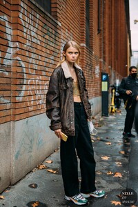 Milan-SS21-day-3-by-STYLEDUMONDE-Street-Style-Fashion-Photography_95A9768.thumb.jpg.94b77a73f956fbfbb3fb2fbc9257a992.jpg