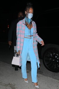 Rihanna---Dinner-candids-in-Santa-Monica-at-Giorgio-Baldi-04.jpg