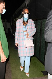 Rihanna---Dinner-candids-in-Santa-Monica-at-Giorgio-Baldi-05.jpg
