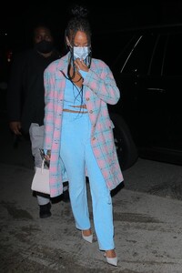 Rihanna---Dinner-candids-in-Santa-Monica-at-Giorgio-Baldi-06.jpg