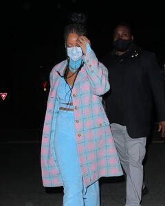 Rihanna---Dinner-candids-in-Santa-Monica-at-Giorgio-Baldi-07.jpg