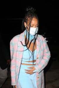 Rihanna---Dinner-candids-in-Santa-Monica-at-Giorgio-Baldi-08.jpg