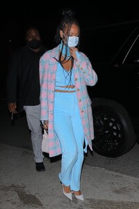 Rihanna---Dinner-candids-in-Santa-Monica-at-Giorgio-Baldi-09.jpg